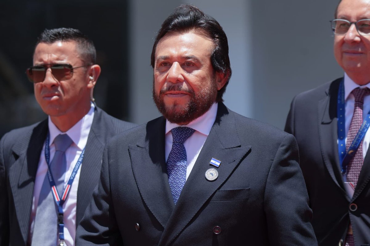 VCpresidenciaSV's tweet photo. En representación del Presidente de la República, Sr. @nayibbukele, el Vicepresidente , Sr. Félix Ulloa hijo (@fulloa51), participó en la Transmisión del Mando Presidencial de la Sra. Laura Fernández Delgado (@laurapresi2026), quien asumió la Presidencia de Costa Rica para el período 2026–2030, en un acto solemne celebrado en el Estadio Nacional de San José. 🇨🇷🏟️

La ceremonia oficial fue el reflejo de la importancia regional e internacional de esta jornada participativa para Costa Rica y Centroamérica y reunió a una representación diplomática internacional de 89 delegaciones, integradas por 71 países y 18 organismos internacionales.

🇨🇷 Durante el acto se llevó a cabo el juramento constitucional a cargo de la Presidenta de la Asamblea Legislativa, Sra. Yara Jiménez, así como la juramentación del primer y segundo Vicepresidente, Sr. Francisco Gamboa y Sr. Douglas Soto.

Posteriormente, el Presidente saliente, Sr. Rodrigo Chaves entregó la banda presidencial a la nueva mandataria, marcando el relevo institucional y el inicio de una nueva etapa democrática para la República de Costa Rica.🏛️

La participación del Vicepresidente Ulloa reafirmó los vínculos de amistad, respeto mutuo y cooperación entre ambas naciones, así como la voluntad del Gobierno del Presidente Bukele de continuar fortaleciendo el diálogo político, la integración regional y la agenda bilateral en áreas de interés común.🤝🏻