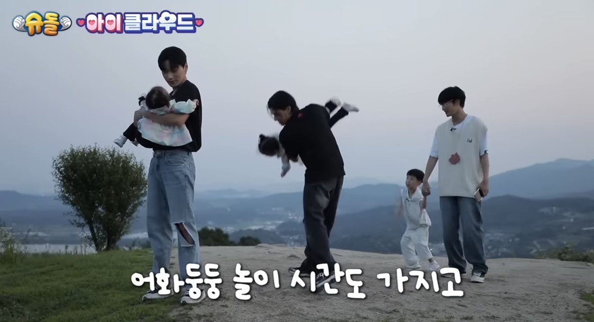 fallxnangl's tweet photo. The fact that this picture sums up the kind of dads they’re probably gonna be😭 https://t.co/N5OLQYSoGL