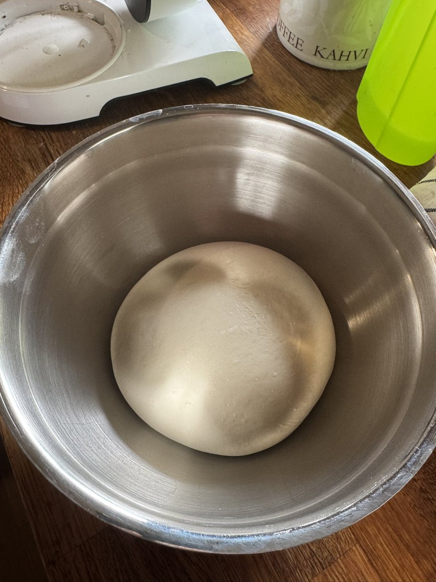 GFickmuller's tweet photo. Pizzasoosi on yhtä tärkeä kuin itse pizza. Muista tehdä soosi tuoreista raaka-aineista ja vuorokautta ennen pizzan leivontaa!
#pizza #hyvää #tuoreus https://t.co/19cbcFP7Fg