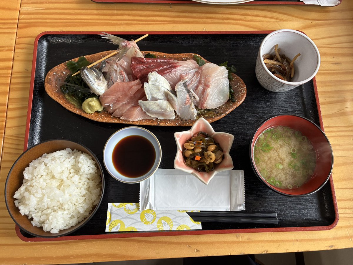 hamatsutomoaki's tweet photo. 因みに本日の昼食は、總持寺近くの仮設商店街にお邪魔致しまして、食事処えにしさんで、お造り定食を食べました(^o^)お刺身全てが地元の漁港で水揚げされた地魚という事だけでも満足ですのに、このボリューム！ご飯をお代わりしても刺身とご飯の量が釣り合わ無い程で、大満足に御座いました＼(^o^)／ https://t.co/RqjkaYMok3