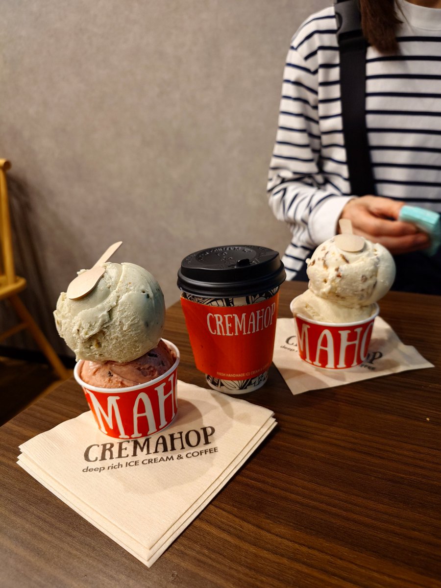 Super_Exciting_'s tweet photo. わんたん亭から徒歩移動してクレマホップでアイスクリーム🍨
僕はチェリーミント＆ピスタチオのダブル😎
ここのアイスは路面店では日本一美味いと思う😁 https://t.co/sgoFpM5beK