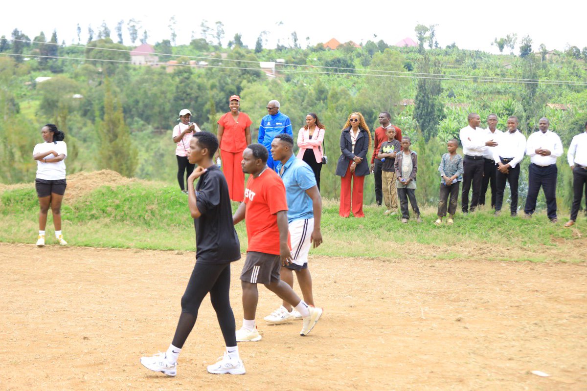 Radiotv10rwanda's tweet photo. Frere Rudasingwa Karemera Camille wabaye umuyobozi imyaka w’Urwunge rw'amashuri rwitiriwe Mutagatifu Aloys rw'i Rwamagana ( Grouper scolaire Saint Aloys Rwamagana) mu gihe cy’Imyaka irenga 25, akagira uruhare mu kuzamura Impano z’abakina imikino y’Amabobo by’umwihariko Volleyball na Handball bamusuye bakina imikino itandukanye.

Frere Rudasingwa Karemera Camille yayoboye Urwunge rw'amashuri rwitiriwe Mutagatifu Aloys rw'i Rwamagana kuva mu 1998 asimbuye Frere Kamuhanda witabye Imana . Yateje imbere uburezi muri iryo shuri ndetse yazamuye siporo mu mikino itandukanye nk'umupira w'amaguru , volleyball , basketball,athletisme ndetse na Handball.F rere Camille yabaye umwe mu bayoboye  ibikorwa bya siporo mu mashuri igihe kinini.