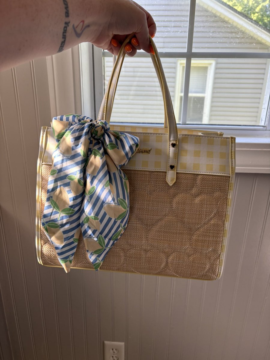 Happy Mother’s day to me💛

Kiddo &amp; hubby picked this out along with candles, a new wok, snacks and a new coffee mug🥰