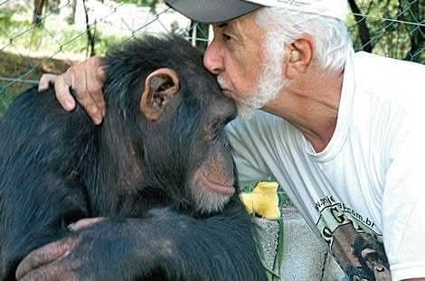 Le neuropsychiatre et éthologue Boris Cyrulnik affirme :

"le jour où nous comprendrons qu'une pensée sans langage existe chez les animaux, nous mourrons de honte de les garder enfermés dans les zoos."