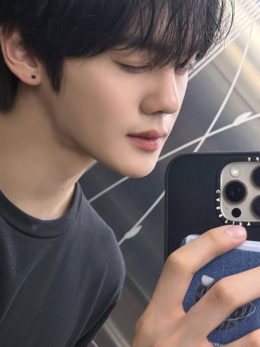 1 thing about gyuvin, he’s gonna take the best mirror selfie