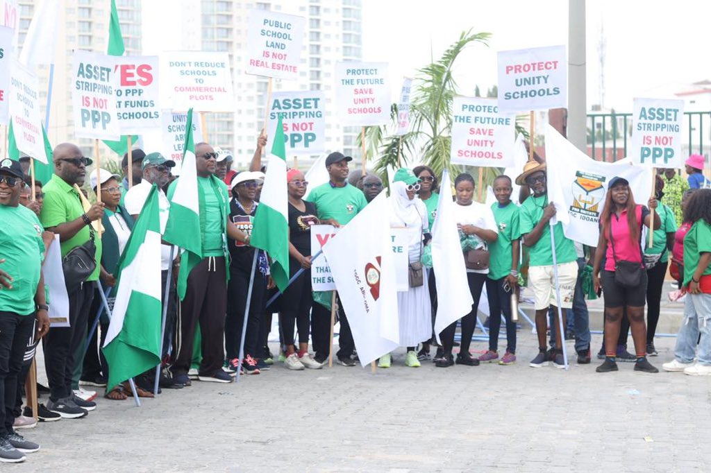 peace_igho's tweet photo. The government went to sell Unity School to private developers. Is education not important to these people?? 🤦🏽‍♀️

 #USOSAAwarenessWalk https://t.co/GGoxOCGJqg
