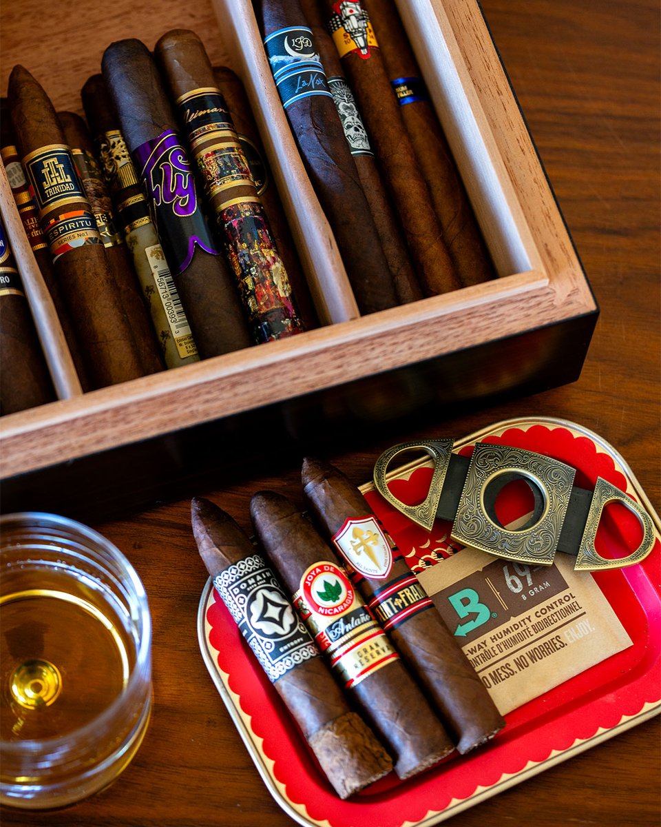 BovedaInc's tweet photo. The Boveda Humidor is the perfect system for your cigars: 
✅ One-time seasoning
✅ First six months of cigar protection
✅ Autoship refills

👆🏽Order yours from bio. 

 #BovedaHumidor #CigarStorage #CigarCommunity #Boveda #LoveYourCigars https://t.co/ahB0AivWnO