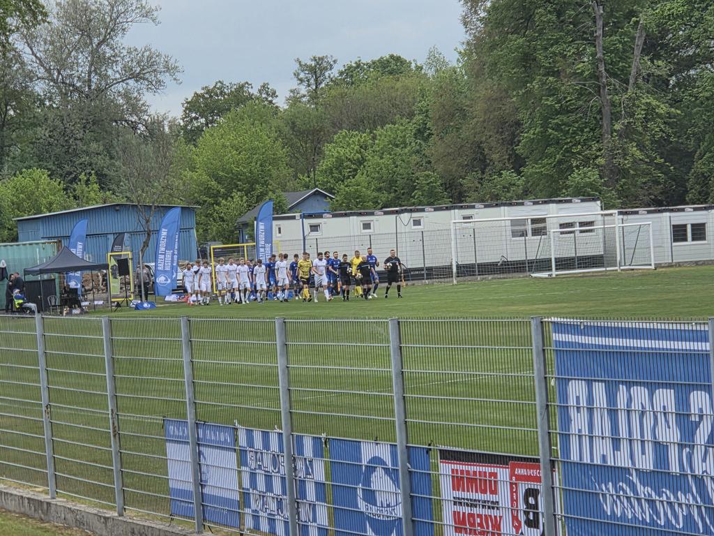 FootballSimon77's tweet photo. Dzisiaj na gościnnych występach we Wrocławiu! Mecz 25. Kolejki 3 grupy #AKlasa pomiędzy reaktywowanym w zeszłym sezonie Polarem, a AP Oleśnica. Gospodarze walczą o awans, ale goście na pewno tanio skóry nie sprzedadzą! #Groundhopping https://t.co/cN4hUlbvkE