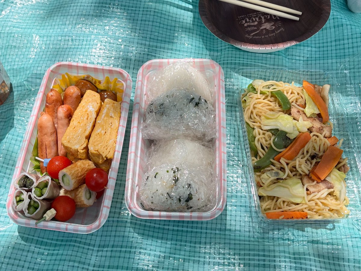 pas2a2pas's tweet photo. ピクニックが癖になってきました。青空の下でご飯食べて、寝転がって、太陽の光を浴びるのが気持ちいい。この季節だからできる幸せな過ごし方。とってもおすすめ。 https://t.co/w7NN1TNBgH