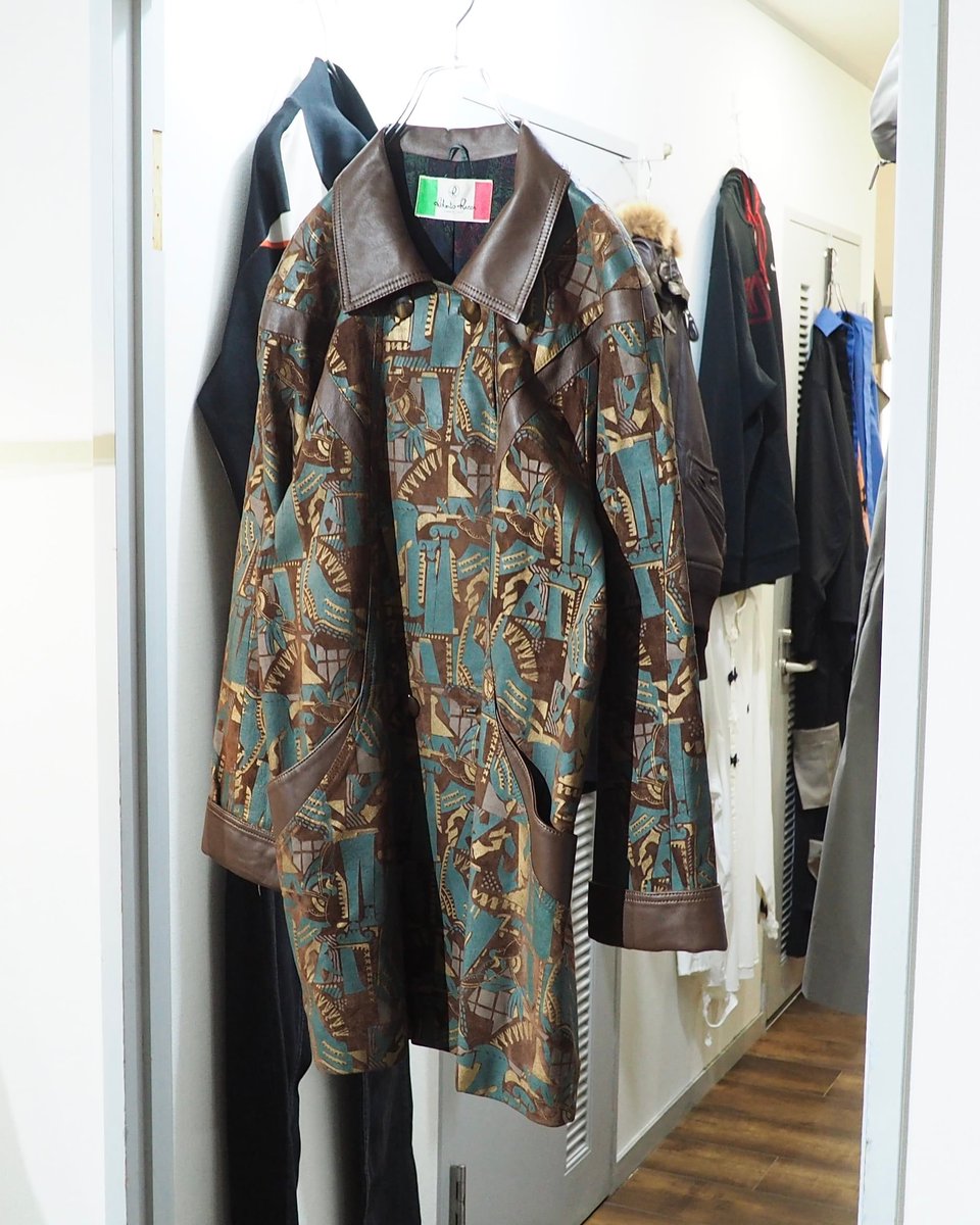 幾何学模様 レザーコート Recommended items 💐 翡翠の様な、やや青みを帯びたグリーンをベース