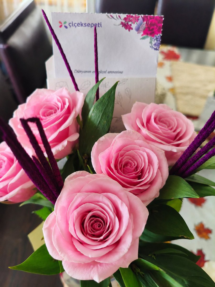 nadoyyy15's tweet photo. Oğlumdan güllerimi aldım...Anne olmak bir ayrıcalıktır. 🤗❤️
#AnnelerGünü 🧿❤️🌹 https://t.co/U55wrd4nJr