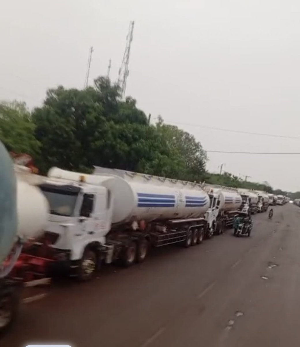 abousaib's tweet photo. 🇧🇫 Burkina Faso : SCOOP !
(THREAD 🧵)
Au delà de paralyser le pays, le blocus du JNIM au Mali dérange les affaires du clan #Ib_Yabré à travers Kangala Transport &amp; hydrocarbure. 
Selon plusieurs informations, Oumarou Yabré chef des services de renseignement Burkinabé ⤵️ https://t.co/Jqc5UXgdDS