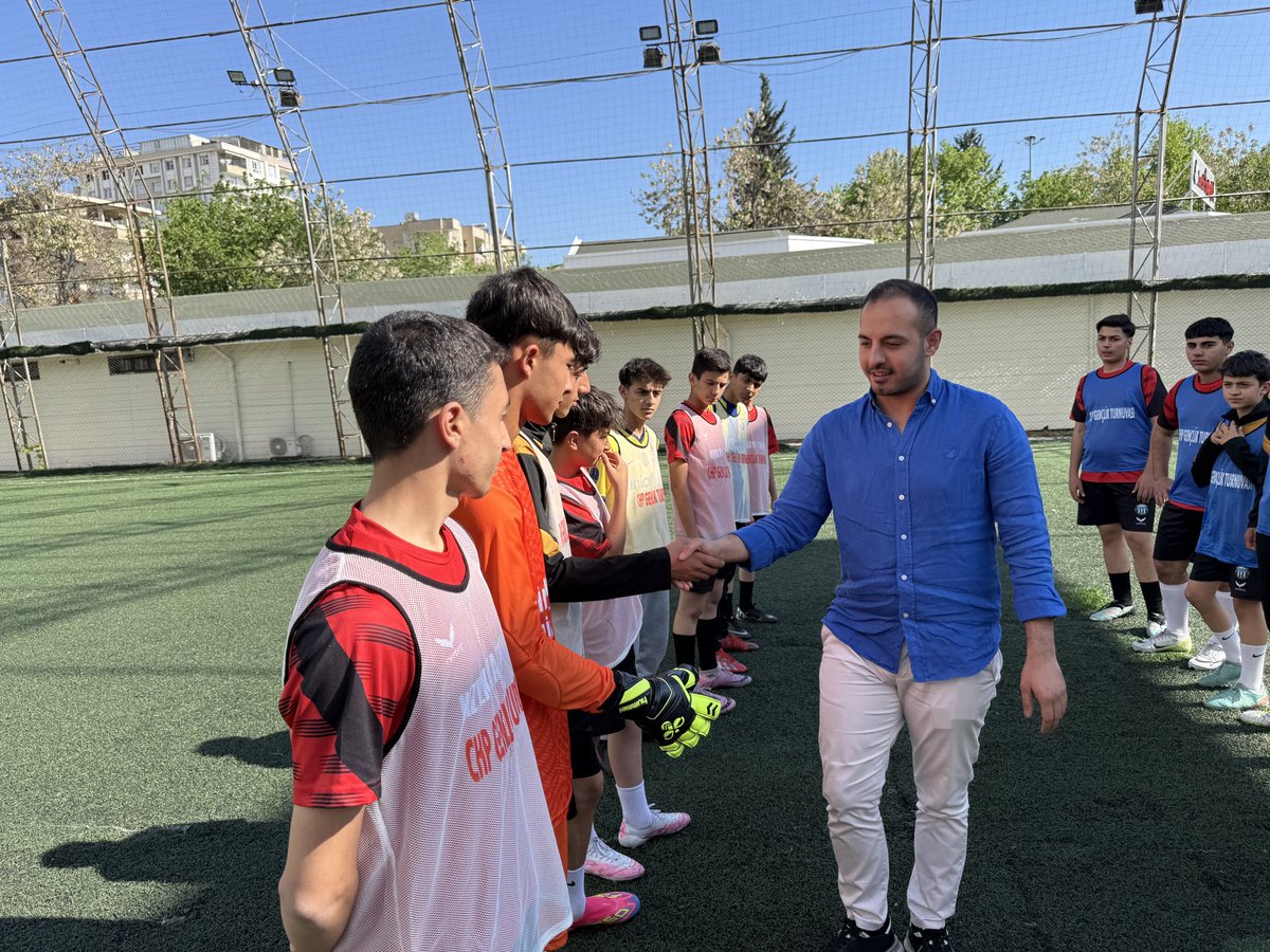 uveysizol's tweet photo. Bu yıl geleneksel olarak ikincisini düzenlediğimiz “19 Mayıs Gençlik Turnuvası”nın açılış maçını büyük bir heyecanla gerçekleştirdik.
Mustafa Kemal Atatürk’ün gençliğe emanet ettiği bu yolda, en büyük amacımız gençlerimizi sporla buluşturmak, dayanışma ve mücadele ruhunu birlikte büyütmektir.
Bu anlamlı turnuvanın düzenlenmesinde emeği geçen başta İl Başkanımız Sn. Ferhat Karadağ olmak üzere, İl Örgütümüze ve Gençlik Örgütümüze teşekkür ediyorum.
Turnuvada mücadele edecek tüm takımlarımıza başarılar diliyor, centilmenliğin ve dostluğun kazandığı bir organizasyon olmasını temenni ediyorum.

@chpgenclikgm @eczozgurozel @cm_aydin @karadagferhatt @chpurfagenclikk @SAcikgozoglu 

#19mayıs #19MayısGençlikBayramı