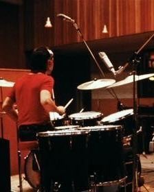 DrumChannel's tweet photo. We all know about studio drumming, whether you are recording from home or in a commercial studio, but how has it evolved and what was it like throughout the years?  Here are some pictures of different recording methods spanning 1950-2000s.

#studiodrums #drumhistory #drumchannel https://t.co/mqiMvBMBGm