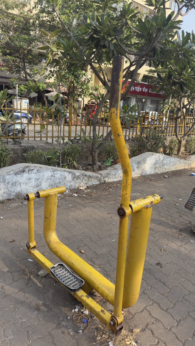 RRanshinge's tweet photo. @mybmc kw ward BMC joggers Park opposite Tim Horton Lokhandwala, this opener, gym equipment is completely spoiled and broken. There is no maintenance . This should be removed and the space should be utilised for other purpose or replace them with the new gym machines.. https://t.co/31ZeFjVVDk
