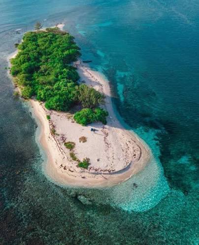ViewsFrom876JA's tweet photo. 📍 Lime Cay — Port Royal, Jamaica

Lime Cay sits just off the coast of Port Royal, once called the “wickedest city on earth” a lawless pirate haven in the 1600s. In 1692, a massive earthquake sank most of Port Royal into the sea, ruins still underwater to this day. Now it’s one of Jamaica’s most pristine beach escapes, a short boat ride from Kingston.

🗺️ https://t.co/CNV1sZQqiK
#Jamaica #LimeCay #PortRoyal #IShowSpeed