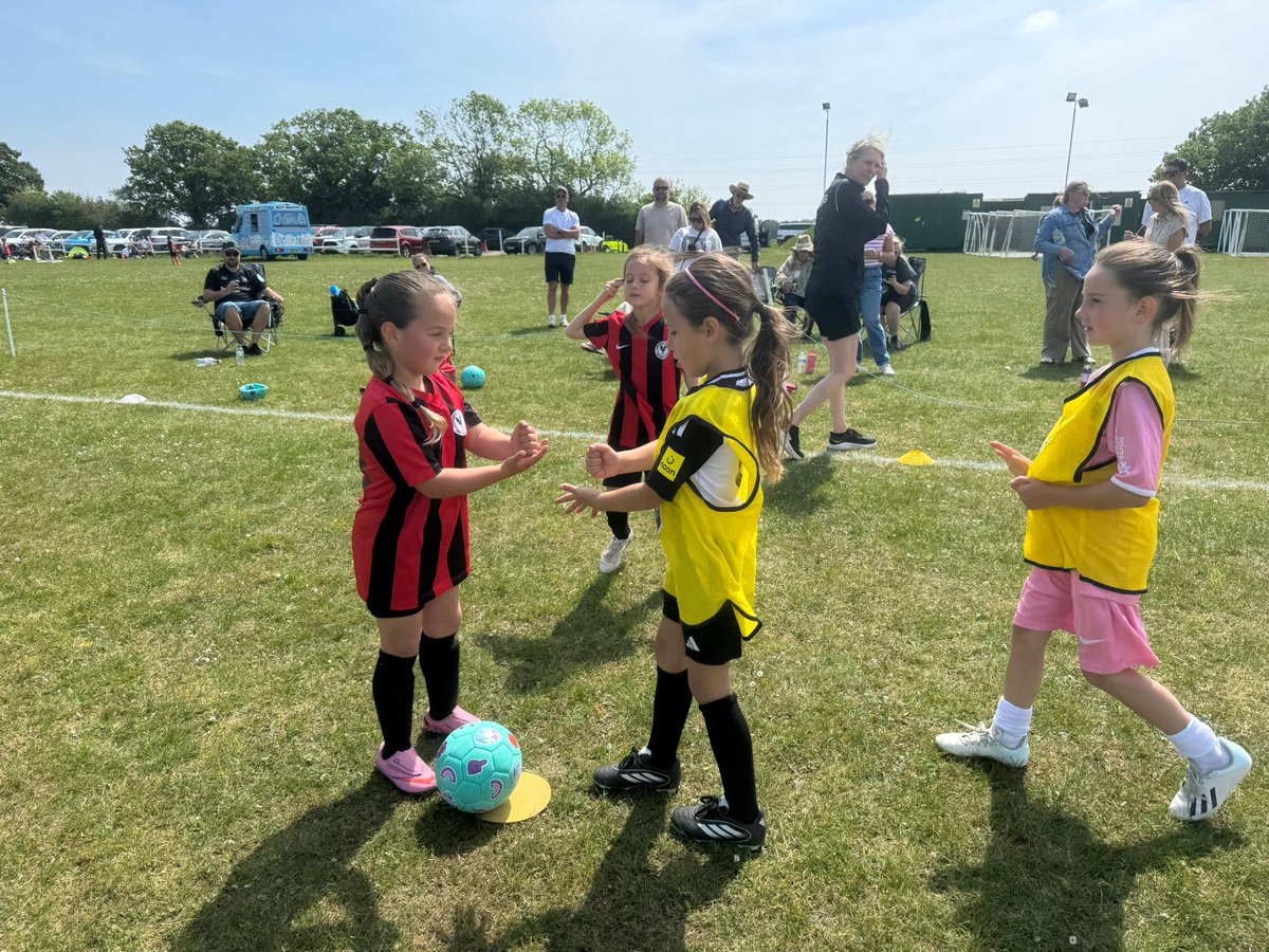 markjgordon's tweet photo. A great morning helping to organise a 5 club U7s Girls 3v3 festival. Proud that @FCRedwingGirls is the first in the county to run an all girls event of this type!

Great to catch up with my old @EssexCountyFA colleague Sian who is killing it at the Essex County FA. https://t.co/sBHvGMdWft