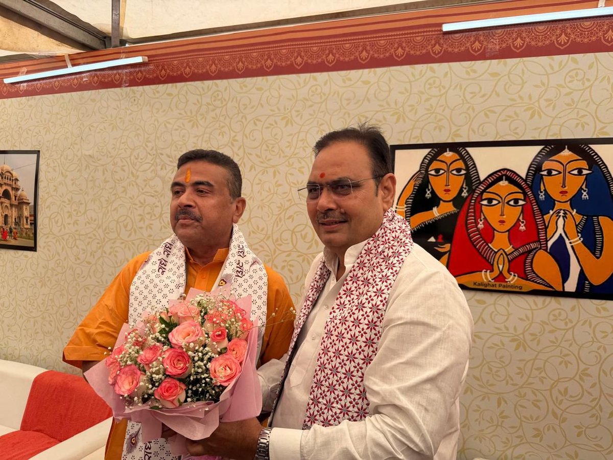 news4rajasthan's tweet photo. पश्चिम बंगाल के नवनिर्वाचित मुख्यमंत्री शुभेंदु अधिकारी को शपथ ग्रहण से पूर्व प्रदेश के मुख्यमंत्री भजनलाल शर्मा ने सांगानेरी प्रिंट का दुपट्टा ओढ़ाकर हार्दिक बधाई एवं शुभकामनाएँ दीं।
#CMBengal https://t.co/KM1U8lQJ9b