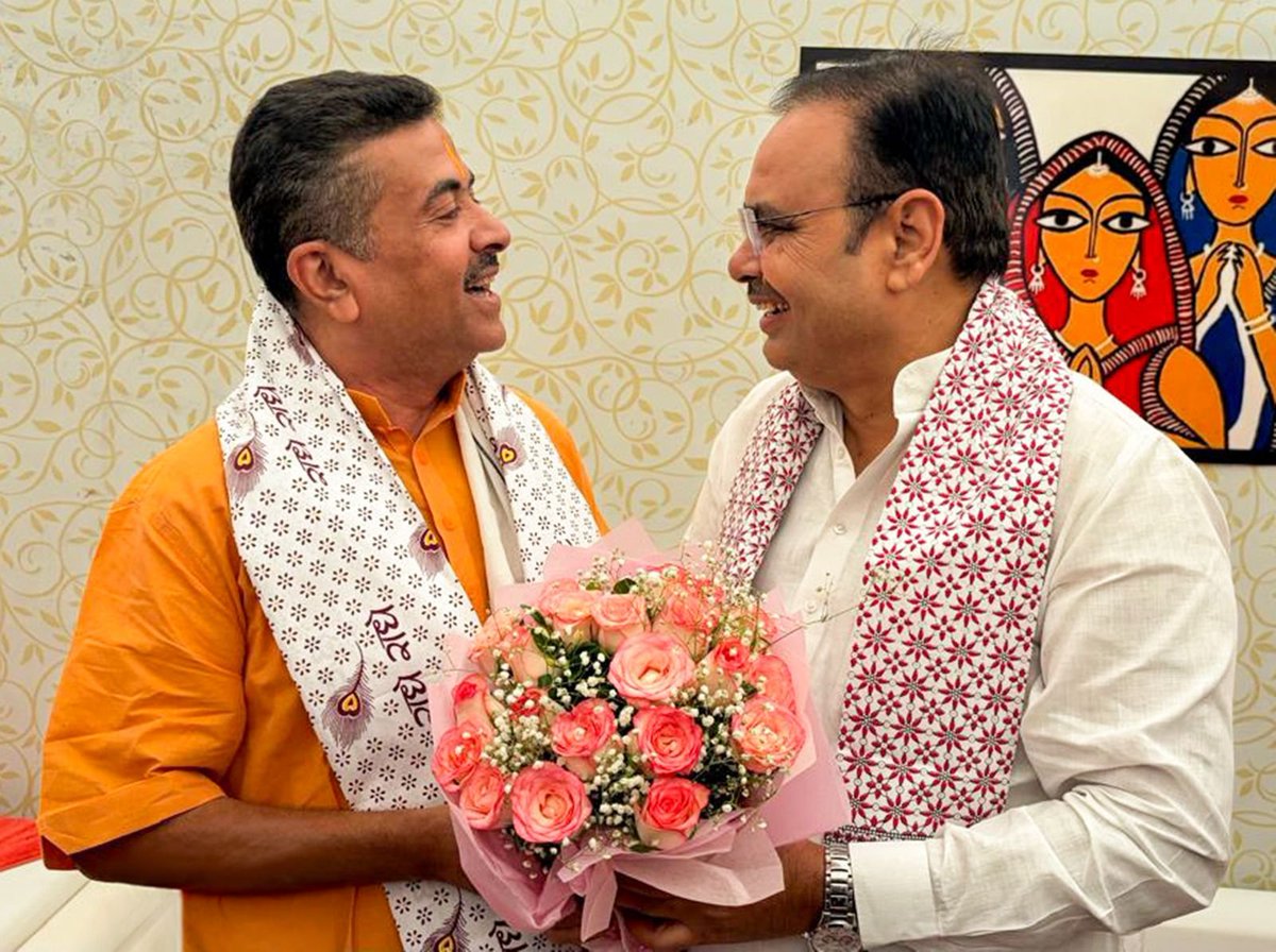 news4rajasthan's tweet photo. पश्चिम बंगाल के नवनिर्वाचित मुख्यमंत्री शुभेंदु अधिकारी को शपथ ग्रहण से पूर्व प्रदेश के मुख्यमंत्री भजनलाल शर्मा ने सांगानेरी प्रिंट का दुपट्टा ओढ़ाकर हार्दिक बधाई एवं शुभकामनाएँ दीं।
#CMBengal https://t.co/KM1U8lQJ9b