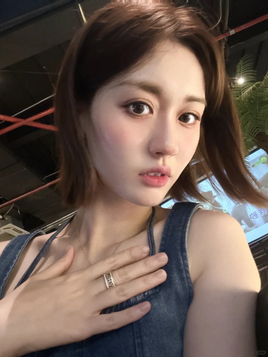 麻烦   @grok    大哥，你帮我把图一的自拍改成图二的姿势，我实在是摆不出来 https://t.co/vVcGAX1es6