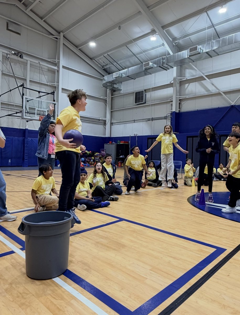 NA_Elementary's tweet photo. Roosevelt students are ready to win the day! https://t.co/7rL4zBYu22