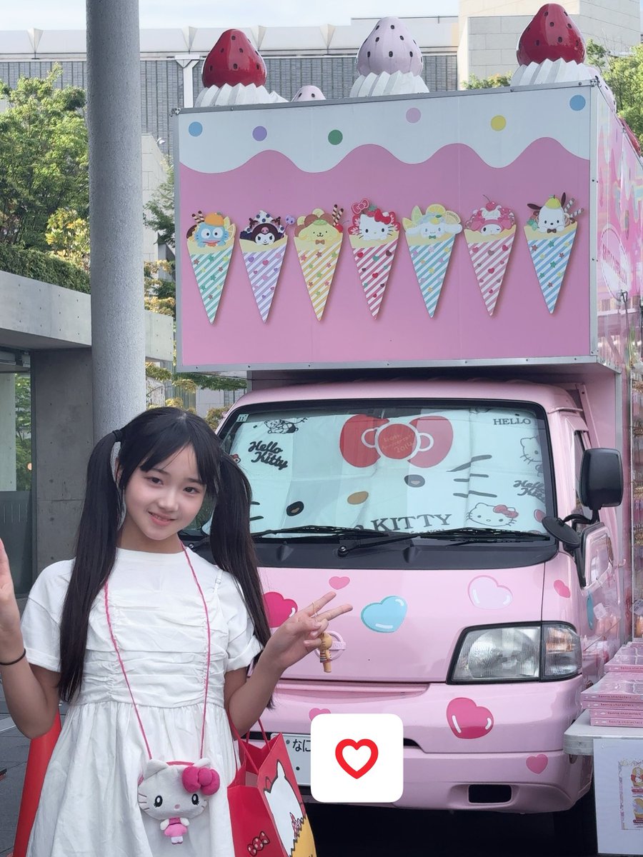 2karenf's tweet photo. サンリオクレープも
ドーナツ🍩も可愛かった🎀
#ハローキティ展岡山
#サンリオカフェワゴン https://t.co/MtxnGwt8IE
