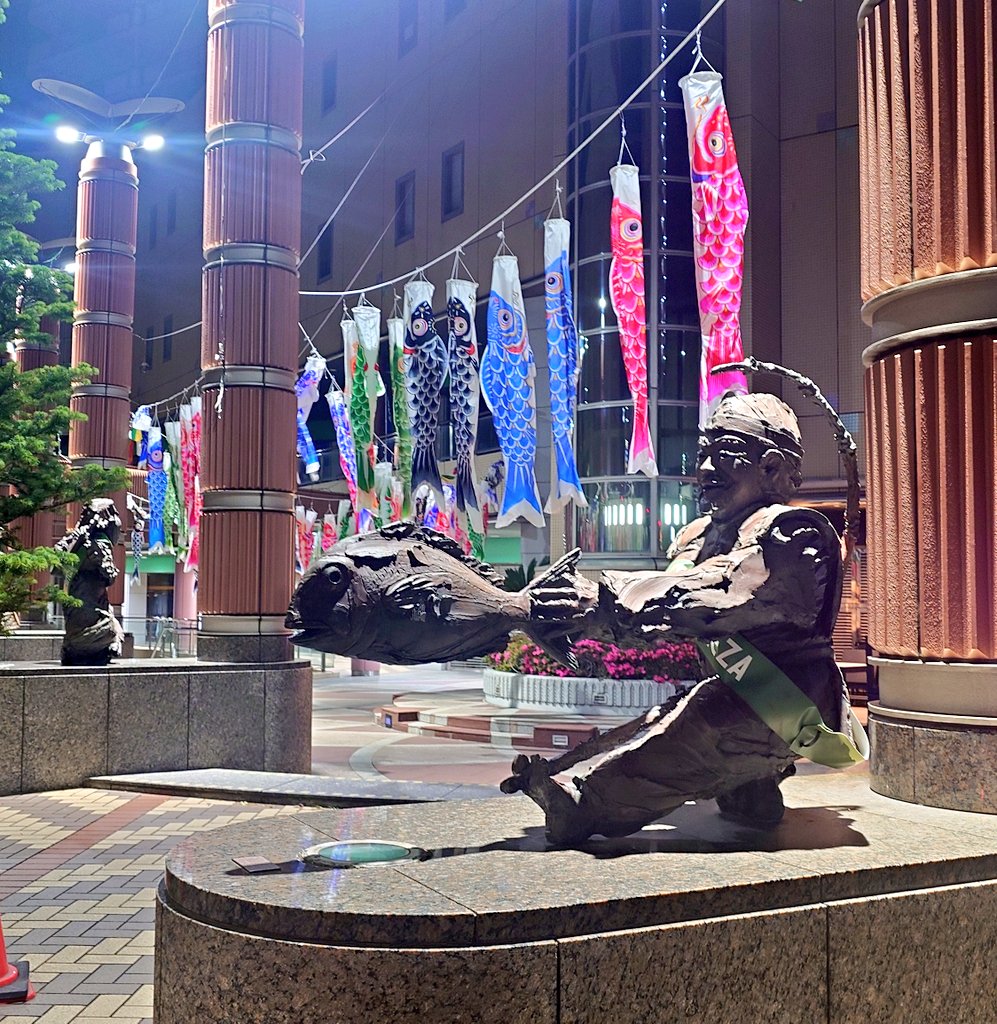 後ろの鯉のぼりがどう見ても投擲用で、投げる魚が増えて心なしか嬉しそうな赤羽駅前のハンマー鯛投げ恵比寿様を見せてあげやう。