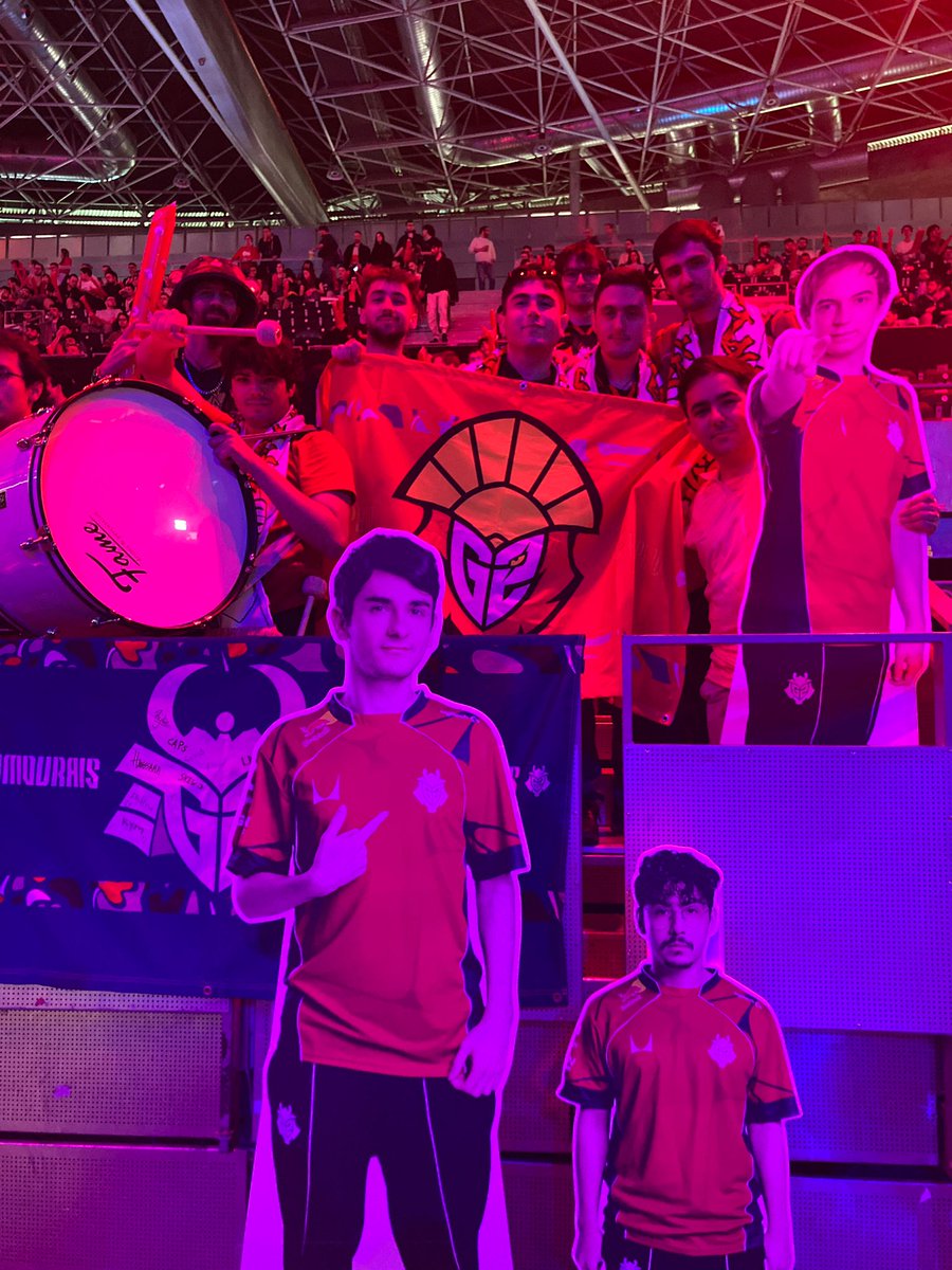 G2HISPANO's tweet photo. La mejor grada de todo el Roadtrip 🐐 (los demás no tienen un mini BrokenBlade de cartón y les jode mucho) https://t.co/owBCVfHU8Z