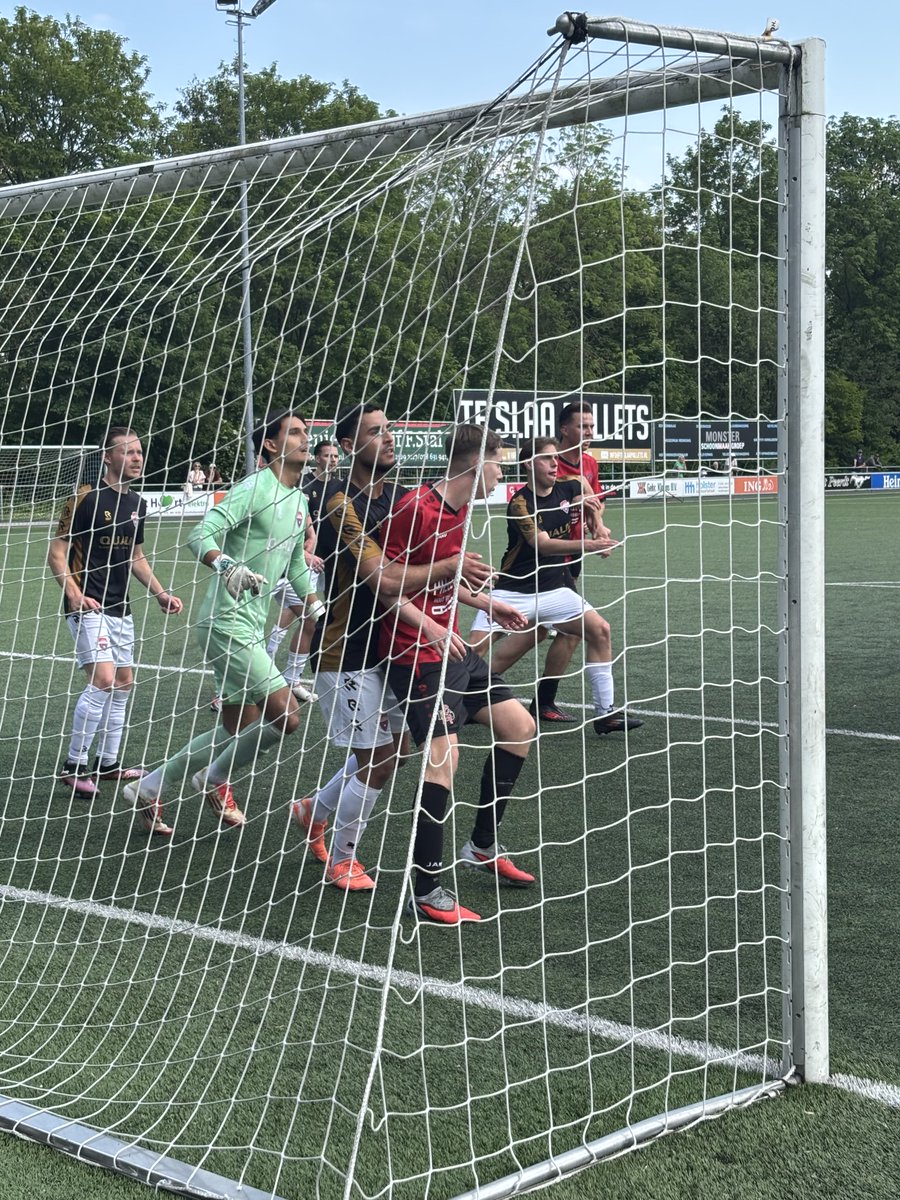 vveboh's tweet photo. Door autopech van de scheids zijn we later begonnen. FC IJsselmonde is goed in tempo uit de wedstrijd te halen en EBOH overtuigt nog niet. Een gerichte kopbal van Noël Goossens wordt mooi gekeerd door Luciano van Zetten. Een magere 0-0 is het resultaat bij rust. https://t.co/zfSZuMPuZs
