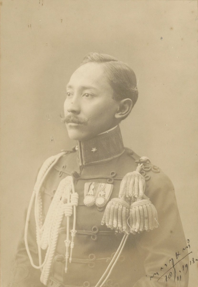 potretlawas's tweet photo. Di daftar yang penuh gelar dan pangkat ini, terselip satu nama pendek: Hangabei – anak lelaki tertua Paku Buwono X yang kelak bertakhta sebagai Paku Buwono XI.

Potret Hangabei dalam busana militer bertanggal 18/11 1918. Nampak tanda tangannya dalam aksara Jawa: ꦲꦔꦨꦺꦲꦶ 👇🏼 https://t.co/NrcC7xWeup