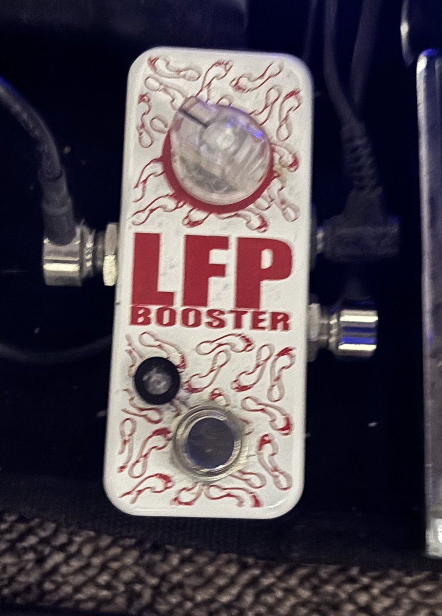 landscapevoid's tweet photo. 自宅でギター録りする時に使うエフェクターボード。ノイズが定期的に入るのがネックで個別にチェックするのが本当に面倒。ケーブル類かプリアンプやエフェクターのジャック不良とか。結果的に3枚目写真のクリーンブースターの不具合ってのが分かってスッキリした。 https://t.co/p0olVt7r3n