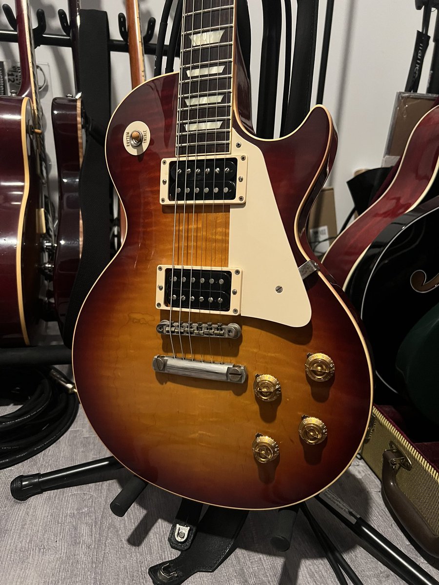 JacobChroussis's tweet photo. @CustomGibson I have two! A 2014 Bourbon Burst VOS and a 2022 Chucksclusive Dirty Lemon Murphy Lab Ultra Light Aged. The Dirty Lemon is easily my best playing guitar. 

🤘😁🤘 https://t.co/Jyut9PrCmF