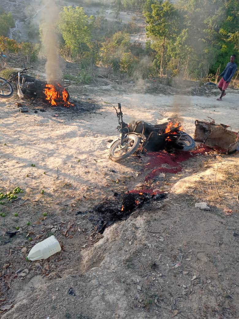 ALPActualite30's tweet photo. Les bandits de Savien ont encore frappé ce samedi matin 9 mai 2026, localité #Robert, dans les hauteurs de Saint-Marc.
Bilan plus de 7 morts, plusieurs blessés, des motos incendiées. 
La majorité des victimes sont originaires des Verrettes et de Désarmes. Selon #RéférenceInfo. https://t.co/DLnjw84ltE