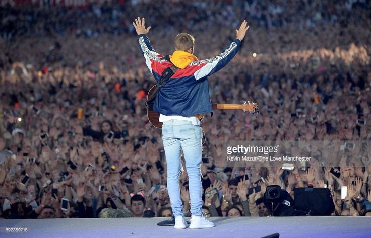 cuatrodox's tweet photo. Justin Bieber remains the #1 artist with the most monthly listeners on Spotify with a new career peak of 145,033,996 (+1,005,354) listeners https://t.co/geoInQPuW2