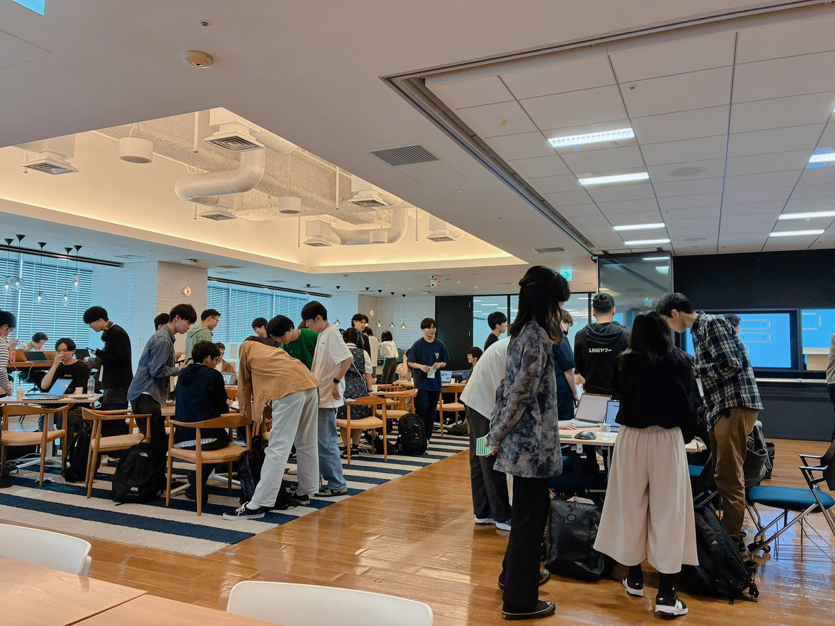 kaho_eng's tweet photo. 本日はGDGoC関西合同新歓にて、関西ゆかりのGooglerのお三方とパネル登壇しました！関西の学生の皆様へコミュニティ活動の意義をお伝えする貴重な機会に感謝です。

コミュニティは「恩送り」で成り立つエコシステム。私も今まで多くの知見をコミュニティの皆様から頂いた分、次世代の皆様へ何か1つでも学びを還元できていれば嬉しいです！

引き続きコミュニティ運営や登壇等を通して、関西を拠点に技術コミュニティの活性化に尽力していきます。本日はありがとうございました☺️#gdgoc #関西合同新歓