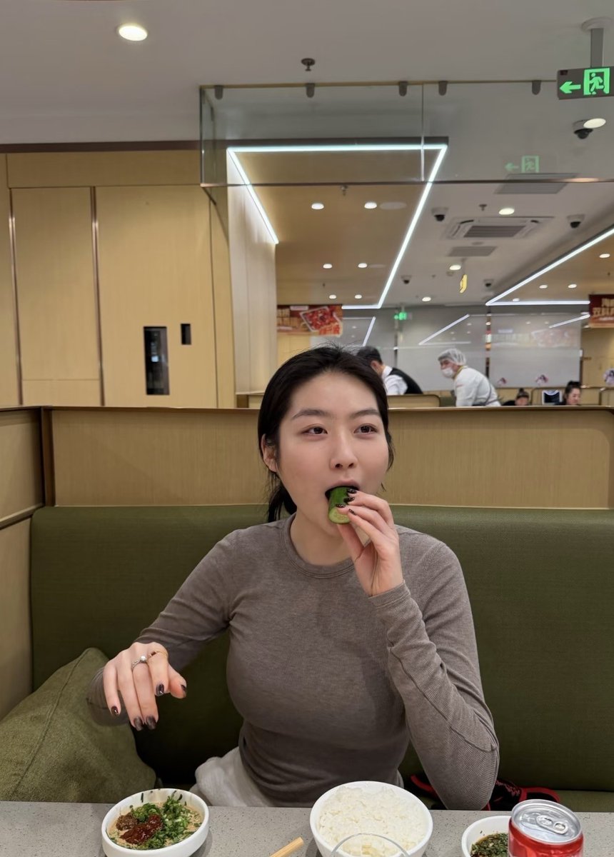 GSXD98's tweet photo. 晚上陪同事yy来吃海底捞，她这大灯看得我头晕，她还给我表演吃黄瓜，我都尬住了，我说我要拍下来发推，她说那就太刺激了，满足她。 https://t.co/JAt7ZuQCGl