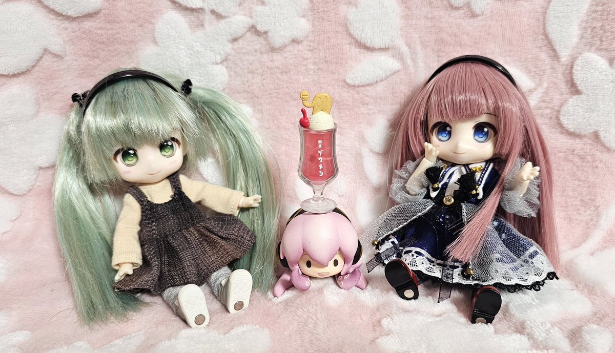 ML_010203's tweet photo. #深夜の初音ミク撮影60分一本勝負
📮 5/9のお題【アイスクリーム】
#深夜のねんどろ撮影６０分一本勝負
5/9 【あいす】

たこルカがクリームソーダを買ってきてくれたよ！
上に乗ってるアイスクリームが美味しいそう♪✨ https://t.co/0QHaePpgX6