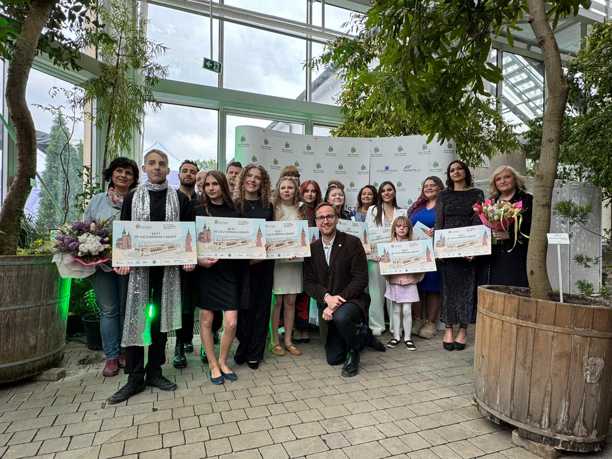 DymTeam's tweet photo. Znamy finalistów 18. Festiwalu Zaczarowanej Piosenki: https://t.co/bD1Eiueg3T
To oni wystąpią 13 czerwca podczas koncertu finałowego na Rynku Głównym w Krakowie i powalczą o stypendia.
Brawa dla wszystkich uczestników. Finalistom gratulujemy.
#zaczarowana2025 #MiastoKrakow #KBF https://t.co/A2BHnGPh4p