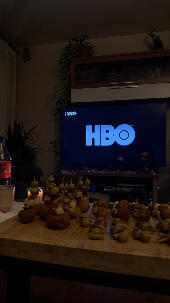 payasyn_'s tweet photo. Mi plan de noche, peli y Gildas con croquetas de anchoa https://t.co/mEZGPookdF