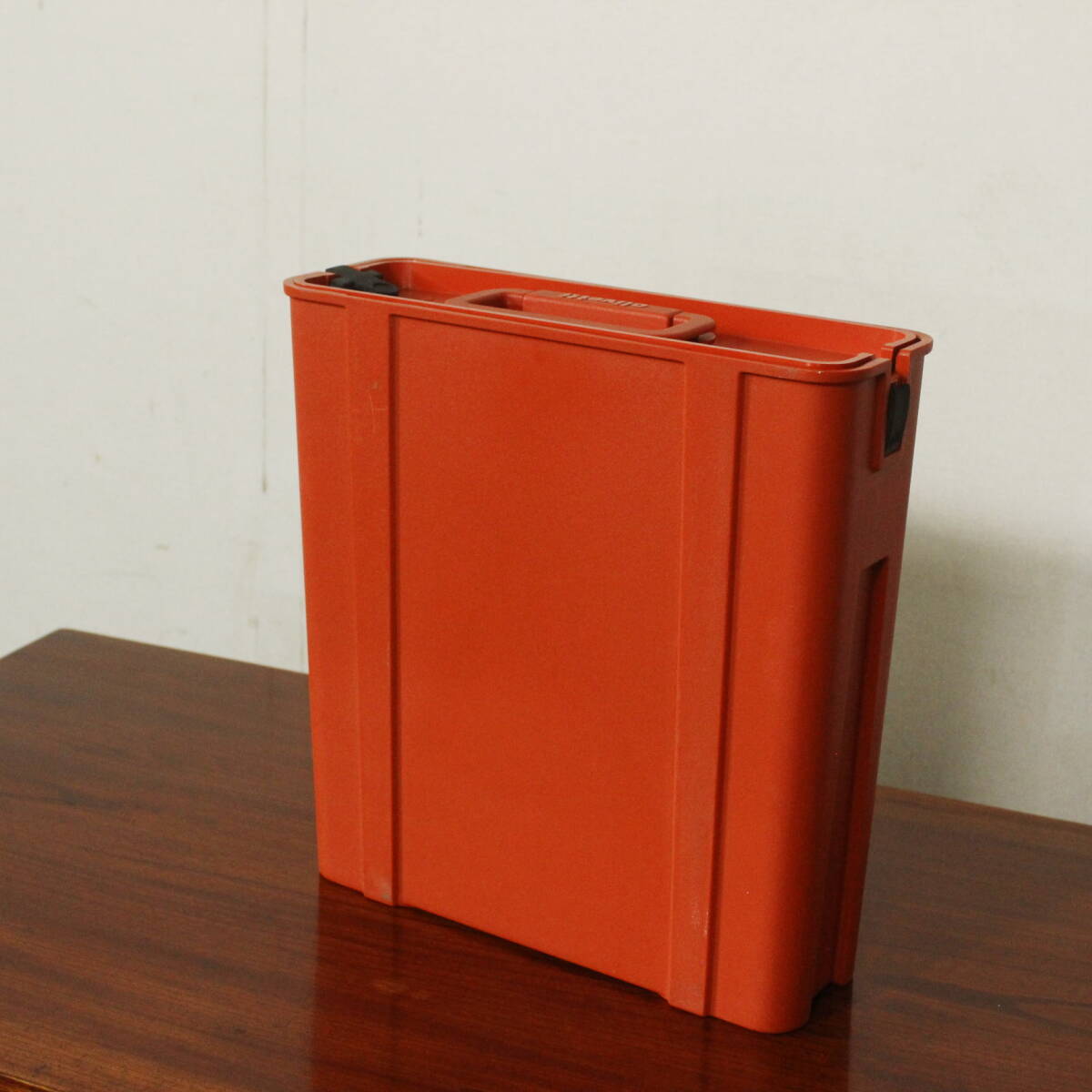 鮮やかな赤が目を惹く、オリベッティの名作Olivetti Valentine
