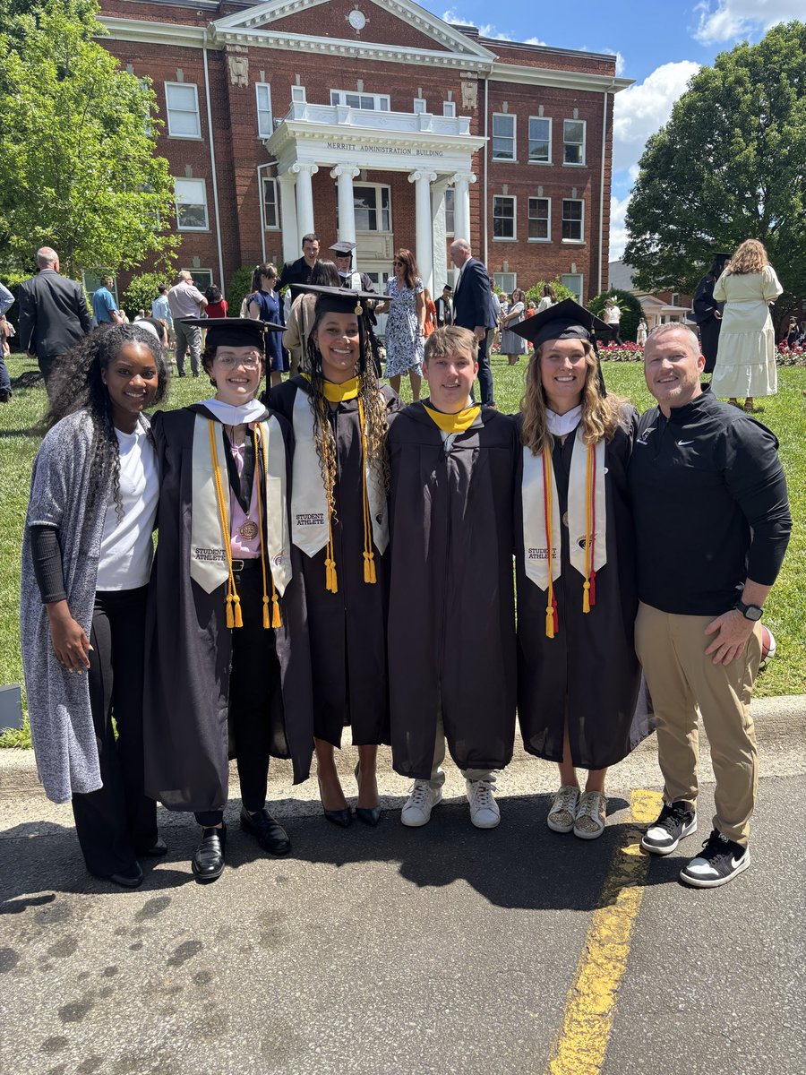 Coach_JB_'s tweet photo. Great Day celebrating these amazing Trojans!! https://t.co/ra6HOe7K6R