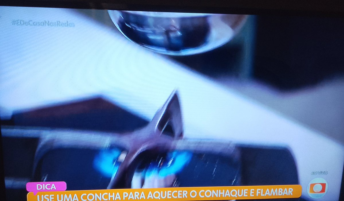 A Talitha Morete do É de Casa ficou minutos inteiros tentando acender o conhaque na concha para flambar, pq achava que iria esquentar e acender sem que o líquido tivesse contato direto com o fogo.
Uma cozinheira veio e ensinou pra ela.
E o GC ainda acompanhou a ideia brilhante.