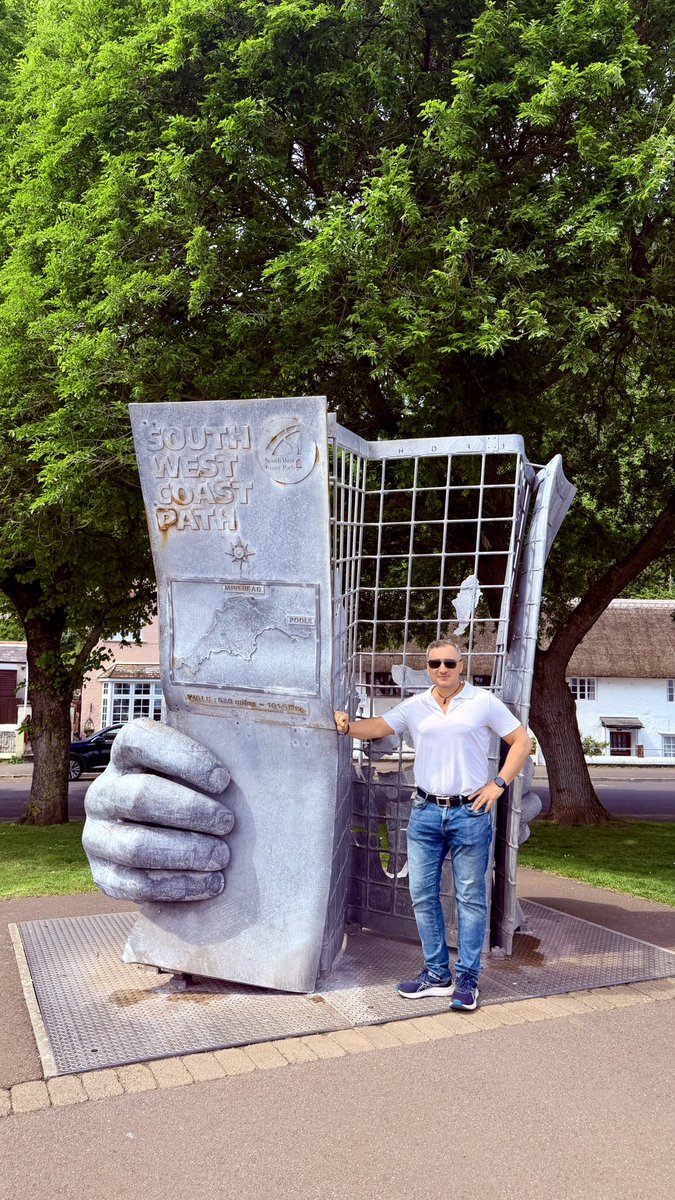 nexuser's tweet photo. Dotknięcie rzeźby i zdjęcie z mapą to rytuał przejścia przed rozpoczęciem 630 mil wędrówki 🌀🤠
Symboliczny punkt  przy Quay Street, tuż obok portu, w miejscu, gdzie kończy się miasto, a zaczynają dzikie klify Parku Narodowego Exmoor… https://t.co/FXntJiAzac