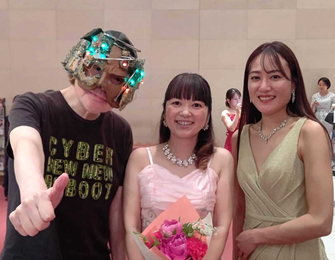 mecaelvis's tweet photo. 今日は生徒さんとして僕の妻さえっこちゃんが参加してるFlute Ensemble Ringのアンサンブルコンサートに行ってきました☆とても楽しかったし素敵でした☆写真は主宰の大澤明子先生と♪また行きます☆ https://t.co/KSXSktCP2g
