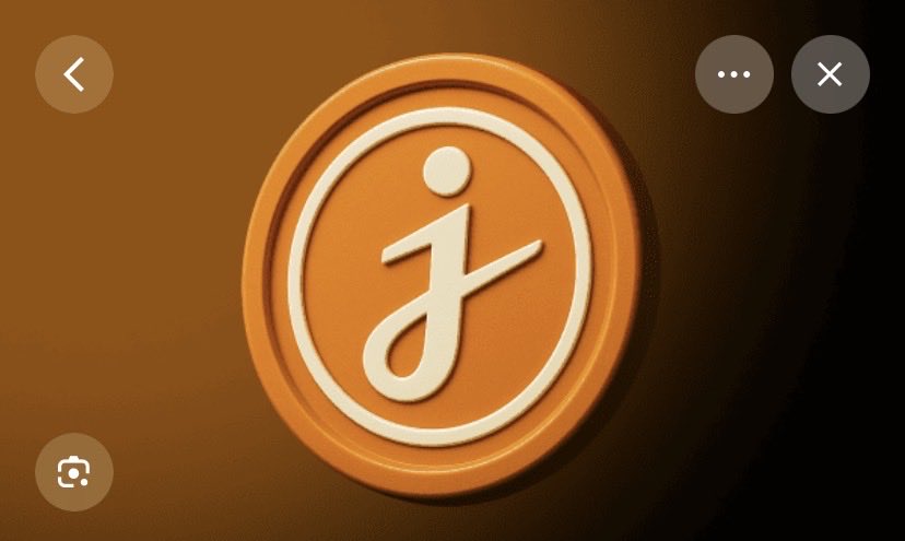 burcbtc's tweet photo. JASMY KOİN NEDİR?

JASMY,
Japonya merkezli bir blockchain projesidir.

Temel amacı:
👉 kişisel verilerin kontrolünü tekrar kullanıcılara vermek
👉 IoT (Nesnelerin İnterneti) cihazlarından oluşan veri ekonomisini merkeziyetsiz hale getirmek.

Proje:
📌 blockchain
📌 veri güvenliği
📌 yapay zeka
📌 IoT
📌 veri sahipliği
alanlarına odaklanıyor.

2. PROJENİN VİZYONU

Bugünün internet dünyasında:
Google, Meta ve büyük teknoloji şirketleri kullanıcı verilerinden milyarlar kazanıyor.

JASMY’nin mantığı ise şu:

“Veri kullanıcıya aittir.”

Yani:
📱 telefon
⌚ akıllı saat
🚗 araç
🏠 akıllı ev cihazları

gibi sistemlerden çıkan veriler,
kullanıcının kontrolündeki özel veri kasalarında tutuluyor.

Kullanıcı isterse:
👉 verisini paylaşabiliyor
👉 bunun karşılığında gelir elde edebiliyor.

3. KURUCULAR VE GÜVEN UNSURU

JASMY’nin dikkat çekmesinin en büyük sebeplerinden biri:

🇯🇵 Japonya merkezli olması
ve eski Sony yöneticilerinin projede yer almasıdır.

Öne çıkan isimler:
•Kunitake Ando (eski Sony Başkanı)
•Kazumasa Sato

Bu durum projeye:
👉 kurumsal güven algısı
👉 Japon regülasyon uyumu
kazandırdı.

Bu yüzden bazı yatırımcılar JASMY için:
“Japan’s Bitcoin”
yorumunu yapıyor.

4. JASMY NASIL ÇALIŞIYOR?

Sistemin merkezinde:
“Personal Data Locker”
adı verilen veri kasaları bulunuyor.

Süreç şöyle işler:

1️⃣ Kullanıcının verileri depolanır
2️⃣ Kullanıcı verinin sahibidir
3️⃣ Veri paylaşımı kullanıcı iznine bağlıdır
4️⃣ Veri kullanımından ekonomik model oluşabilir

Yani sistem:
“Veri Demokrasisi”
fikrine dayanıyor.

5. JASMY COIN NE İŞE YARIYOR?

JASMY token şu alanlarda kullanılır:

✅ Ağ içi ödemeler
✅ Veri transfer işlemleri
✅ Platform kullanım ücretleri
✅ Veri ekonomisi işlemleri
✅ Potansiyel Layer-2 gas sistemi

6. TOKENOMICS (EN KRİTİK NOKTA)

Maksimum arz:
👉 50 milyar JASMY

Dolaşımdaki arz:
👉 yaklaşık 49 milyar+

Bu ne demek?

⚠️ Supply çok büyük.

Bu yüzden:
“1 dolar olacak”
gibi yorumlar yapılırken market cap hesabı yapılması gerekir.

Çünkü:
yüksek arz = yüksek piyasa değeri ihtiyacı demektir.

7. GÜÇLÜ YÖNLERİ

✅ Japon regülasyon uyumu

Kripto dünyasında regülasyon çok önemli hale geliyor.

JASMY burada avantajlı olabilir.

✅ Gerçek kullanım hedefi

Meme coin değil.

AI + veri + IoT altyapısı hedefliyor.

✅ AI çağında güçlü anlatı

Yapay zekanın geleceğinde:
📌 veri güvenliği
📌 veri sahipliği
📌 veri ekonomisi

çok önemli olabilir.

Bu tema JASMY için güçlü hikâye oluşturuyor.

8. RİSKLERİ

⚠️ Büyük supply

Fiyatın çok agresif yükselmesi zorlaşabilir.

⚠️ Gerçek kullanım hâlâ sınırlı

Anlatı güçlü olsa da aktif kullanım tartışmalı.

⚠️ Rekabet çok büyük

Rakipler:
•veri projeleri
•AI projeleri
•merkezi teknoloji şirketleri

oldukça güçlü.

9. PİYASA DAVRANIŞI

JASMY geçmişte:
🚀 aşırı hype yaşadı
ve sonrasında ciddi düşüş gördü.

ATH seviyeleri:
yaklaşık 4–5$ bölgelerine kadar çıkmıştı.

Şu an ise çok daha düşük seviyelerde işlem görüyor.

Bu coin:
📌 hype
📌 anlatı
📌 AI trendi
📌 Japon haberleri
📌 regülasyon gelişmeleri

ile hareket etmeye oldukça yatkın.

10. SONUÇ

JASMY:
❌ tamamen çöp meme coin değil
ama
❌ henüz tam oturmuş dev proje de değil.

Daha çok:
👉 yüksek riskli teknoloji anlatısı
👉 uzun vadeli veri ekonomisi projesi
kategorisinde değerlendirilebilir.

Başarılı olması için en kritik konu:

⚠️ gerçek kullanım üretmesi
⚠️ aktif ekosistem oluşturması
⚠️ veri ekonomisini gerçekten çalıştırabilmesi olacaktır.