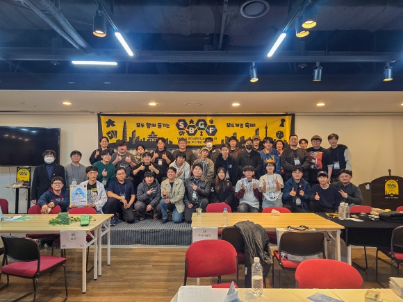 私は韓国のボードゲームデザイナーです。🇰🇷🎲
韓国にもさまざまなボードゲームイベントがありますが、多くは小規模で、大手企業が中心になることが多いです。

初めてゲームマーケットを訪れたとき、1,000人を超える作家たちが主役となって場を作り上げている光景に大きな衝撃を受けました。✨