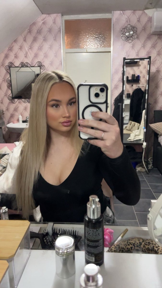 blonde princess👑 tweet media