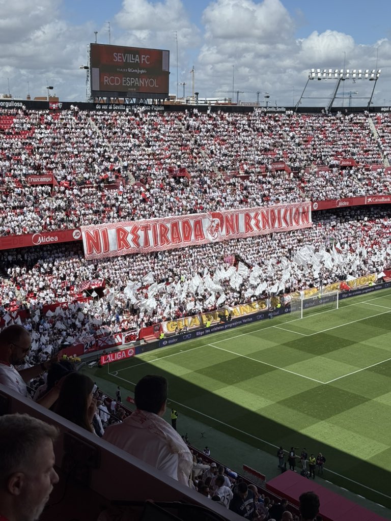 🔴 LA IMAGEN DEL SÁNCHEZ-PIZJUÁN ANTES DEL COMIENZO DEL ENCUENTRO

⚪️ Hoy el estadio lucirá de BLANCO, tras la iniciativa de la Federación de Peñas y Biris Norte.

⚔️ En gol norte despliegan una pancarta bajo el lema: “NI RETIRADA, NI RENDICIÓN”.
