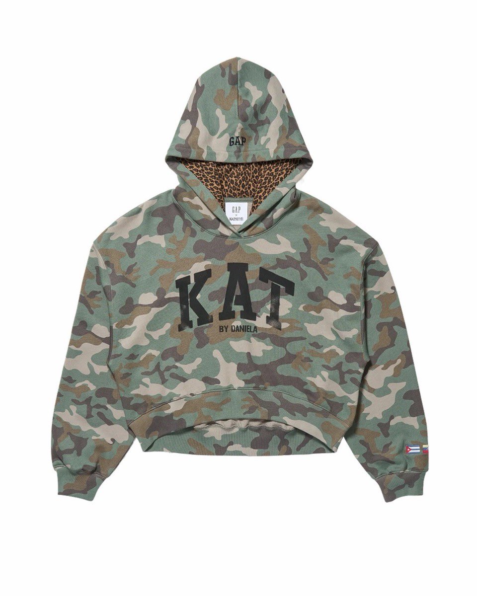 kcccloset's tweet photo. Camila Cabello yesterday with fan in Los Angeles wearing the GAP x KATSEYE Daniela Camo Leopard Print Hoodie Rare 🩶

USD 100.00

05.08.2026 https://t.co/GNNICYW3ra