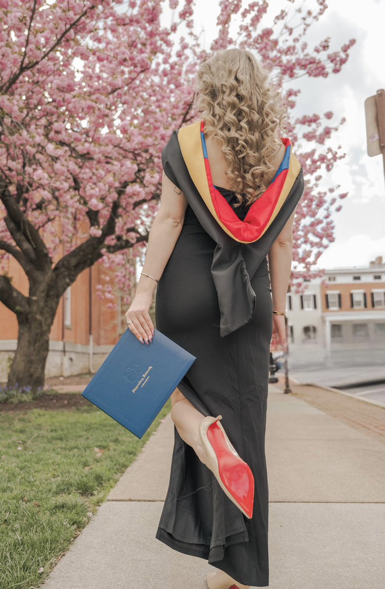 sequinminiskirt's tweet photo. i have a fucking master's degree !!!! https://t.co/qrDJMOD7sB